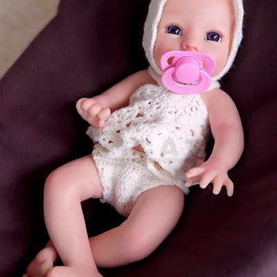 Bebé Reborn Menina Corpo Inteiro Silicone Catarina, 34cm, Menina Prematura Realista, 1,2kg, Anatomicamente Correcto, Banhável