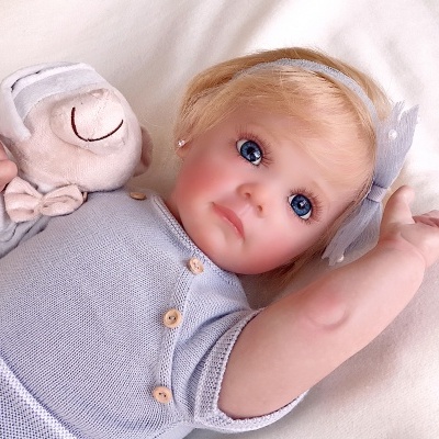 Boneca Reborn Grande Menina Tânia, Cabelo Loiro Realista Enraizado, Altura 60 cms, Peso 2 kgs, Presente Perfeito para Meninas Boneca Reborn Grande Menina Tânia, Cabelo Loiro Realista Enraizado, Altura 60 cms, Peso 2 kgs, Presente Perfeito para Meninas