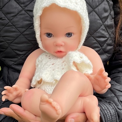 Boneca Reborn de Silicone Sólido de Corpo Inteiro Belle, 40cms, Acordada com os Olhos Abertos, Banhável, Presente de Aniversário Ideal