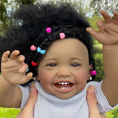 Bebê Reborn Boneca Africana Serafina Com Cabelo Enraizado Realista, Pele Escura, 1,5kg, 56cm, Vinil Macio, Corpo de Tecido, Ideal Para Presente de Aniversário