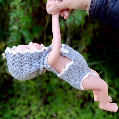 Boneca Reborn em Silicone de Corpo Inteiro, Mini Bebé Prematuro 1kg, 30cm, Realista a Dormir, Anatomicamente Correcto e Banhável