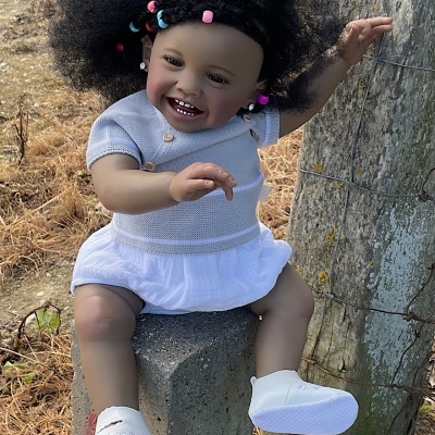 Bebê Reborn Boneca Africana Serafina Com Cabelo Enraizado Realista, Pele Escura, 1,5kg, 56cm, Vinil Macio, Corpo de Tecido, Ideal Para Presente de Aniversário