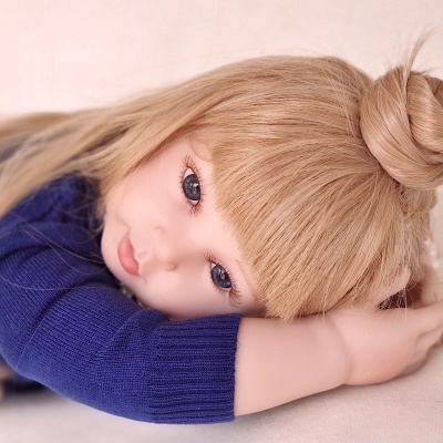 Boneca bebé reborn, boneca fofa com cabelo loiro, 58 cm, corpo em tecido de vinil macio, boneca infantil realista e realista, um presente de aniversário perfeito!