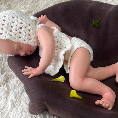 Boneca Reborn de Silicone de Corpo Inteiro a Beber e a Molhar – Lílian, 34cm Bebé Prematuro Menina Realista, Banhável, Presente Ideal para Meninas