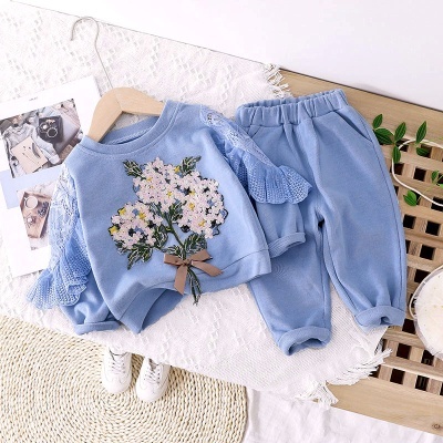 Conjuntos de roupa para bebé com padrão de flores bonitas. Camisola de renda e calças para criança