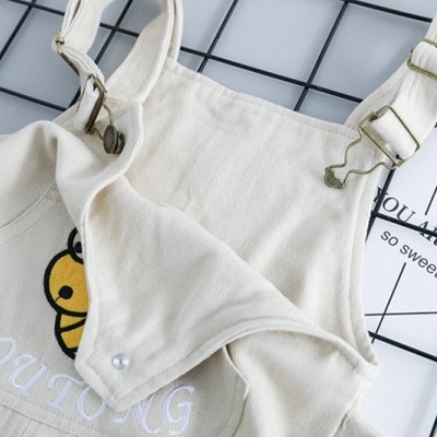 Jardineiras com t-shirt listrada