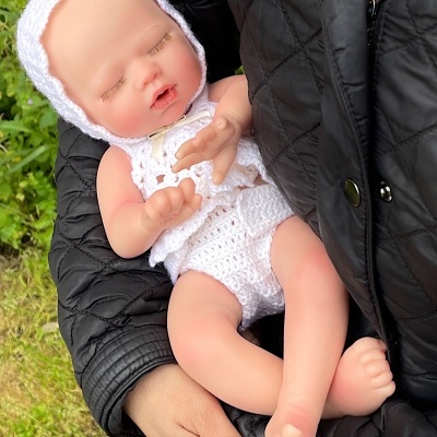Boneca Reborn Menina Corpo Inteiro Silicone Nora, Mini Bebé Prematuro 1,4 kg, 34 cm, Realista a Dormir, Anatomicamente Correcto e Banhável