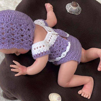 Boneca Bebê Reborn Lílian Com Função Beber e Molhar, Silicone Sólido Competo Realista, Prematuro, 34cms, 1,3Kgs, Pode Tomar Banho