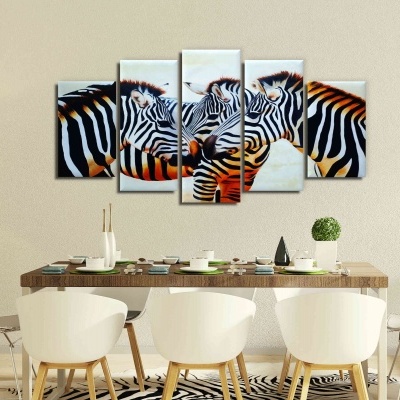 Conjunto de cinco painéis de pintura em canvas dividida de rebanho zebra. Retrato de cara de zebra africana para decoração de casa