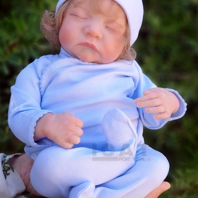 Boneca reborn menino Hugo, recém-nascido com cabelo enraizado, pesado 2kgs, em uma bolsa de transporte, corpo de pano com cabeça flexível realista, presente ideal para meninas