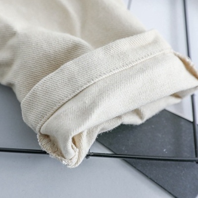 Jardineiras com t-shirt listrada