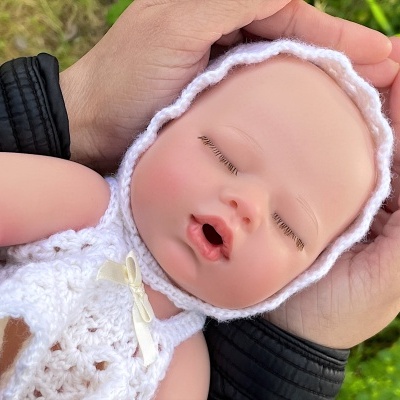 Boneca Reborn Menina Corpo Inteiro Silicone Nora, Mini Bebé Prematuro 1,4 kg, 34 cm, Realista a Dormir, Anatomicamente Correcto e Banhável