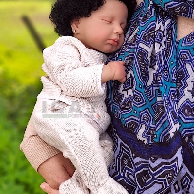 Boneca  Bebé Reborn Menina Nia, Cabelo Afro Enraizado Realista, Pesando 1,5 kg, Cabeça Flexível, Corpo de Tecido, Pele Escura, Birracial