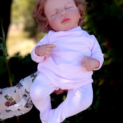 Bebé Reborn Menina Maria com Cabelo Enraizado, boneca recém-nascida, peso 2kgs, 4.4lbs, 18” 45 cms, vem num bolsa para transporte, cabeça flexível, corpo de pano, boneca de bem-estar para adultos