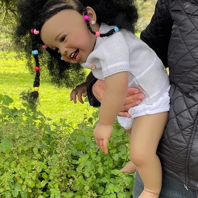 Bebê Reborn Boneca Africana Serafina Com Cabelo Enraizado Realista, Pele Escura, 1,5kg, 56cm, Vinil Macio, Corpo de Tecido, Ideal Para Presente de Aniversário