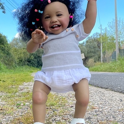 Bebê Reborn Boneca Africana Serafina Com Cabelo Enraizado Realista, Pele Escura, 1,5kg, 56cm, Vinil Macio, Corpo de Tecido, Ideal Para Presente de Aniversário