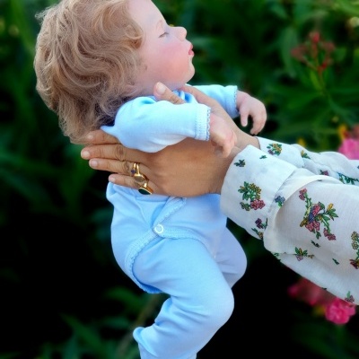 Bebé Reborn Lucas, Boneco Recém-Nascido, Cabelo Enraizado, Pesado, 2kgs 4.4lbs, 18” 45 cms, Com Saco De Maternidade, Cabeça flexível, Corpo em tecido, Pele 3D, Bonecas de Terapia e Cura, Presente de Aniversário