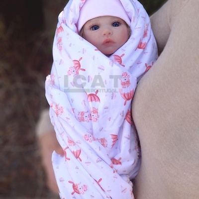 Boneca reborn Sofie bebé recém-nascido com cabelo enraizado, 2Kgs, numa bolsa de transporte, cabeça flexível realista, Ideal para Doll Therapy Boneca reborn Sofie bebé recém-nascido com cabelo enraizado, 2Kgs, numa bolsa de transporte, cabeça flexível realista, Ideal para Doll Therapy