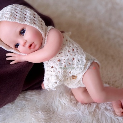 Bebé Reborn Menina Corpo Inteiro Silicone Catarina, 34cm, Menina Prematura Realista, 1,2kg, Anatomicamente Correcto, Banhável