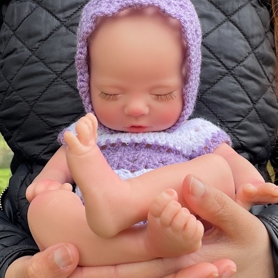 Boneca Bebê Reborn Lílian Com Função Beber e Molhar, Silicone Sólido Competo Realista, Prematuro, 34cms, 1,3Kgs, Pode Tomar Banho