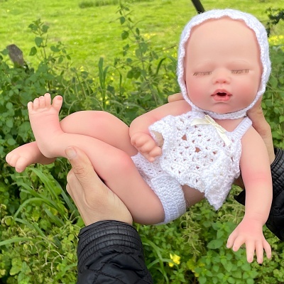 Boneca Reborn Menina Corpo Inteiro Silicone Nora, Mini Bebé Prematuro 1,4 kg, 34 cm, Realista a Dormir, Anatomicamente Correcto e Banhável