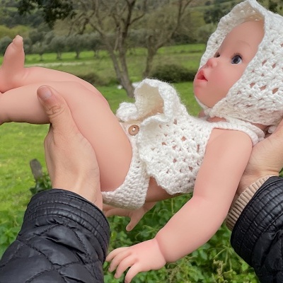 Boneca Reborn de Silicone Sólido de Corpo Inteiro Belle, 40cms, Acordada com os Olhos Abertos, Banhável, Presente de Aniversário Ideal