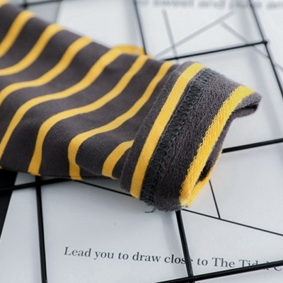 Jardineiras com t-shirt listrada