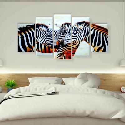 Conjunto de cinco painéis de pintura em canvas dividida de rebanho zebra. Retrato de cara de zebra africana para decoração de casa