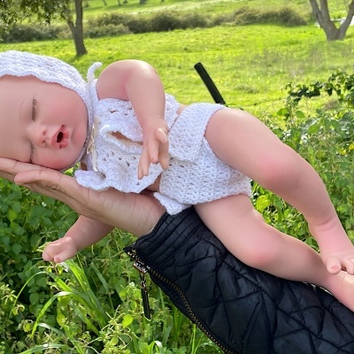 Boneca Reborn Menina Corpo Inteiro Silicone Nora, Mini Bebé Prematuro 1,4 kg, 34 cm, Realista a Dormir, Anatomicamente Correcto e Banhável