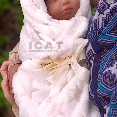 Boneca  Bebé Reborn Menina Nia, Cabelo Afro Enraizado Realista, Pesando 1,5 kg, Cabeça Flexível, Corpo de Tecido, Pele Escura, Birracial