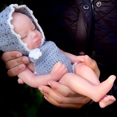 Boneca Reborn em Silicone de Corpo Inteiro, Mini Bebé Prematuro 1kg, 30cm, Realista a Dormir, Anatomicamente Correcto e Banhável