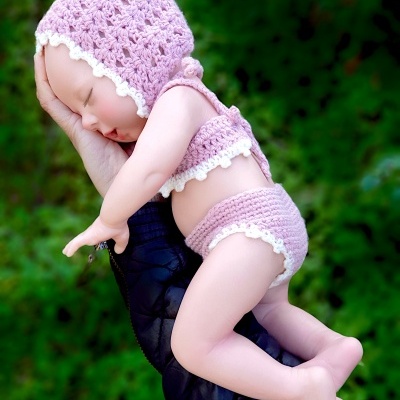 Boneca Bebe Reborn com Sistema de Bebida e Molhada, Lílian, Silicone de Corpo Inteiro, 34cms, 1,3Kgs, Boneca de terapia, Banháve