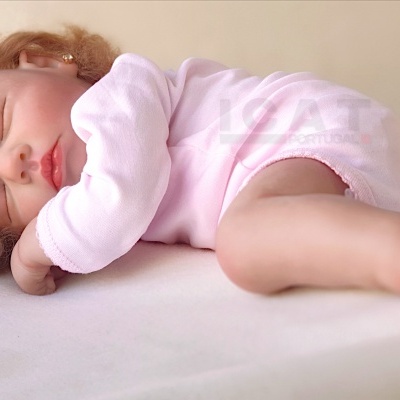 Boneca Reborn Newborn Realista Rapariga 'Sara' com Cabelo Enraizado, Peso 2 kg, com Bolsa de Transporte , Boneca de terapia, Uma boneca que ela guardará para sempre!