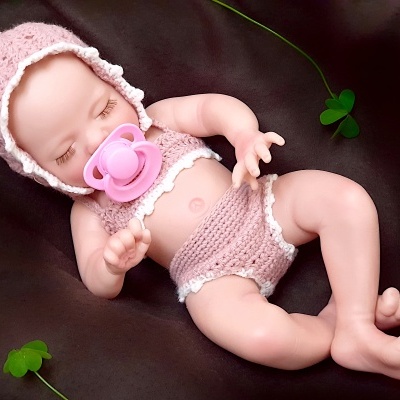 Boneca Bebe Reborn com Sistema de Bebida e Molhada, Lílian, Silicone de Corpo Inteiro, 34cms, 1,3Kgs, Boneca de terapia, Banháve Boneca Bebe Reborn com Sistema de Bebida e Molhada, Lílian, Silicone de Corpo Inteiro, 34cms, 1,3Kgs, Boneca de terapia, Banháve