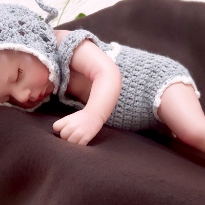 Boneca Reborn em Silicone de Corpo Inteiro, Mini Bebé Prematuro 1kg, 30cm, Realista a Dormir, Anatomicamente Correcto e Banhável