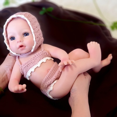 Boneca Bebé Reborn Catarina Corpo Inteiro Silicone Sólido, 34cm Mini Prematuro, Banhável, Presente de Aniversário Perfeito