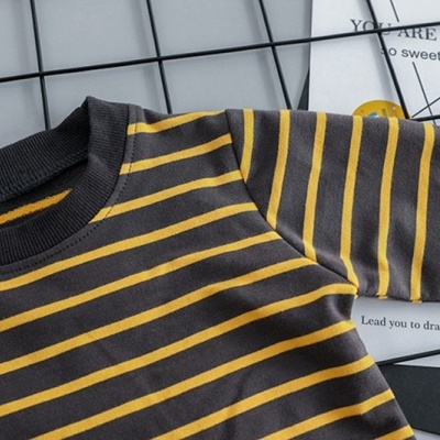 Jardineiras com t-shirt listrada