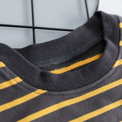 Jardineiras com t-shirt listrada