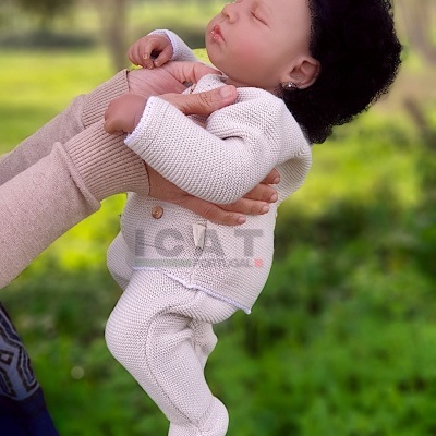 Boneca  Bebé Reborn Menina Nia, Cabelo Afro Enraizado Realista, Pesando 1,5 kg, Cabeça Flexível, Corpo de Tecido, Pele Escura, Birracial