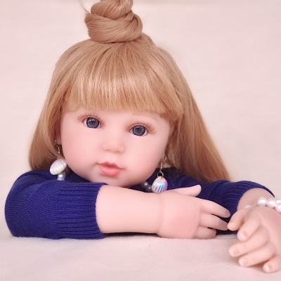 Boneca bebé reborn, boneca fofa com cabelo loiro, 58 cm, corpo em tecido de vinil macio, boneca infantil realista e realista, um presente de aniversário perfeito!
