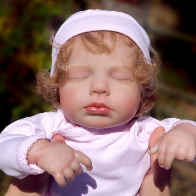 Bebé Reborn Menina Maria com Cabelo Enraizado, boneca recém-nascida, peso 2kgs, 4.4lbs, 18” 45 cms, vem num bolsa para transporte, cabeça flexível, corpo de pano, boneca de bem-estar para adultos