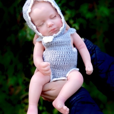 Boneca Reborn em Silicone de Corpo Inteiro, Mini Bebé Prematuro 1kg, 30cm, Realista a Dormir, Anatomicamente Correcto e Banhável