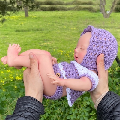 Boneca Bebê Reborn Lílian Com Função Beber e Molhar, Silicone Sólido Competo Realista, Prematuro, 34cms, 1,3Kgs, Pode Tomar Banho