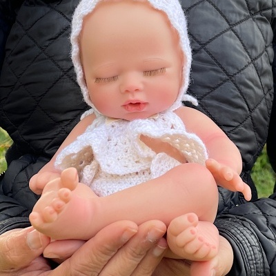 Boneca Reborn Menina Corpo Inteiro Silicone Nora, Mini Bebé Prematuro 1,4 kg, 34 cm, Realista a Dormir, Anatomicamente Correcto e Banhável