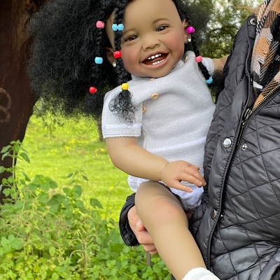Bebê Reborn Boneca Africana Serafina Com Cabelo Enraizado Realista, Pele Escura, 1,5kg, 56cm, Vinil Macio, Corpo de Tecido, Ideal Para Presente de Aniversário