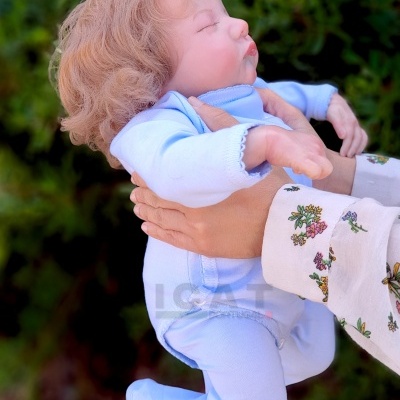 Boneca reborn menino Hugo, recém-nascido com cabelo enraizado, pesado 2kgs, em uma bolsa de transporte, corpo de pano com cabeça flexível realista, presente ideal para meninas