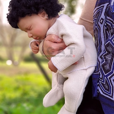 Boneca  Bebé Reborn Menina Nia, Cabelo Afro Enraizado Realista, Pesando 1,5 kg, Cabeça Flexível, Corpo de Tecido, Pele Escura, Birracial