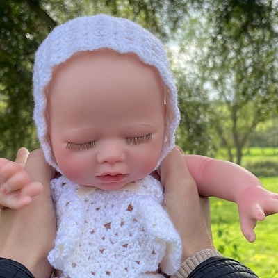 Boneca Reborn Menina Corpo Inteiro Silicone Nora, Mini Bebé Prematuro 1,4 kg, 34 cm, Realista a Dormir, Anatomicamente Correcto e Banhável