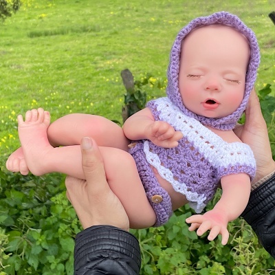 Boneca Bebê Reborn Lílian Com Função Beber e Molhar, Silicone Sólido Competo Realista, Prematuro, 34cms, 1,3Kgs, Pode Tomar Banho