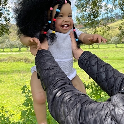 Bebê Reborn Boneca Africana Serafina Com Cabelo Enraizado Realista, Pele Escura, 1,5kg, 56cm, Vinil Macio, Corpo de Tecido, Ideal Para Presente de Aniversário
